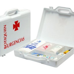 Botiquín con material para primeros auxilios forma de maletin