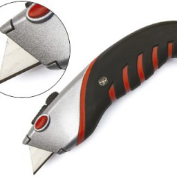 KF16815 Cúter Q-Connect metálico cuchilla ancha negro y rojo